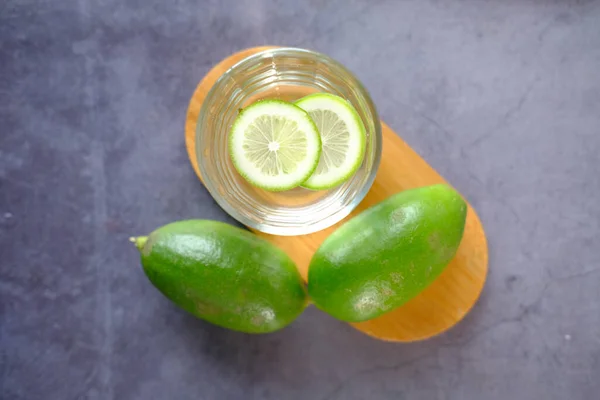 Boisson rafraîchissante à l'eau de citron sur la table, vue sur le dessus — Photo