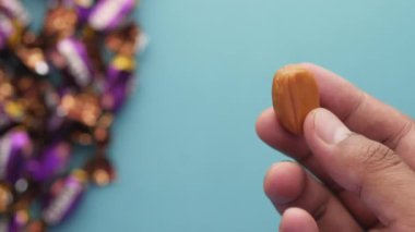  Elinde karamel çikolatayla