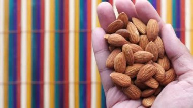 Erkeklerin elindeki badem fıstığını kapat. 