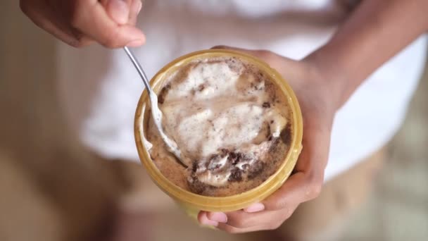 Homens jovens comendo sorvete de sabor de baunilha em um recipiente — Vídeo de Stock