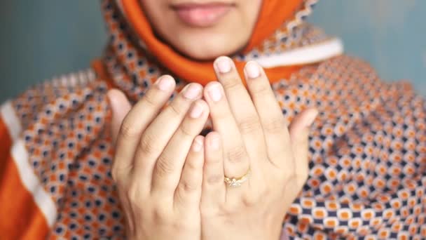 Zbliżenie muzułmanek modlących się w Ramadan — Wideo stockowe