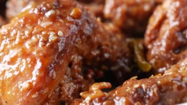 Bir dilim ızgara tavuğu balla kapat. 