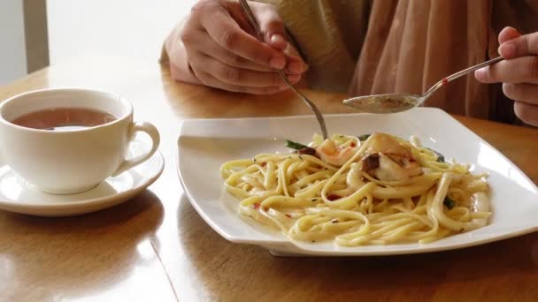 Talíř těstovin s mořskou stravou na stole — Stock video