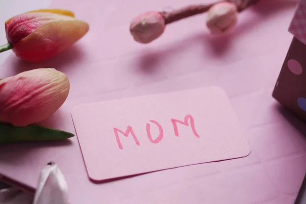 F presente do dia da mãe e flor na mesa. — Fotografia de Stock