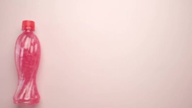 Masanın üzerinde plastik meşrubat şişeleri 