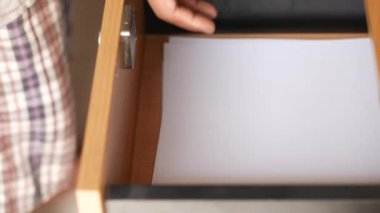 Çekmeceden elle seçilen kağıdı kapat 