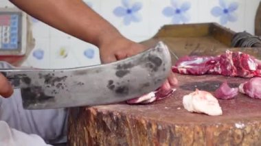  Yerel bir dükkanda çiğ et kesiyorum. 