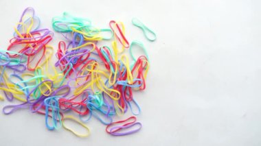 Renk arkaplanında gökkuşağı rengi Lastik bantlar 