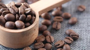  Siyah arka planda taze kahve çekirdekleri.