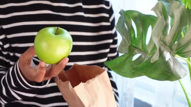 Νέοι άνδρες χέρι εκμετάλλευση πράσινο μήλο εσωτερικό — Αρχείο Βίντεο