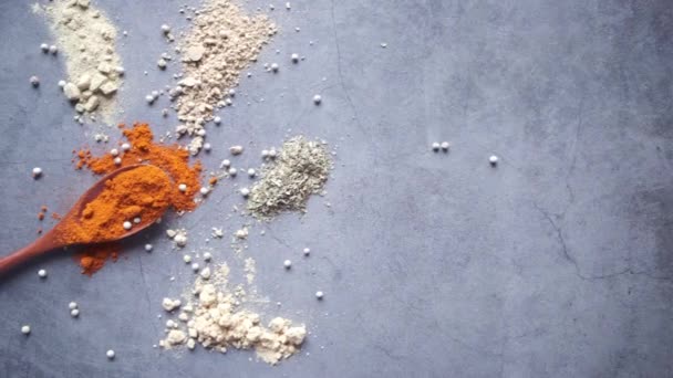 Mélangé de différentes épices sur une cuillère — Video