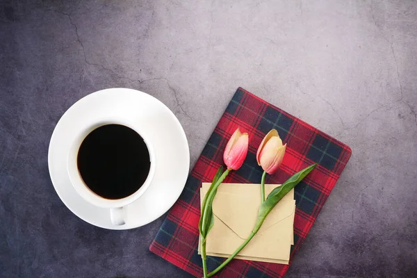 düz kompozisyon kahve, lale çiçeği ve siyah arka planda gözlük. .