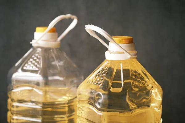 Botella de aceite de girasol amarillo en la mesa — Foto de Stock