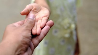 Baba çocuğunu dışarıda tutuyor, ağır çekimde. 