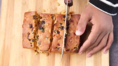  Pastane meyveli pastayı doğrama tahtasıyla kesmek