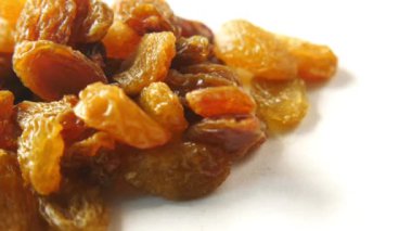  Beyaz ahşap arka planda büyük boy kuru üzüm 