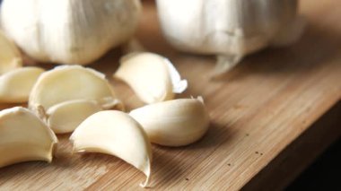 Kapat sarımsağı masanın üzerinde doğrayalım. 
