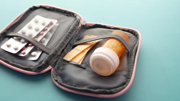 Contenitore della pillola medica, blister e termometro in un piccolo sacchetto — Video Stock