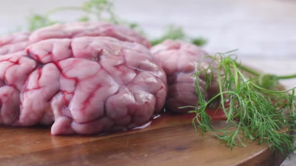 Крупним планом мозок баранини на рубаній дошці — стокове відео