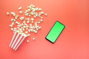 Akıllı telefon ve patlamış mısırın üst görünümü 