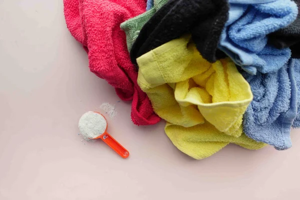 Polvo de lavado en cuchara de plástico sobre fondo azul — Foto de Stock