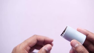  Elinde film makaralı bir kamera var. 