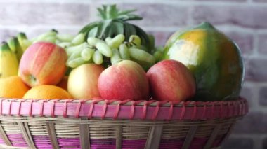 Masadaki bir kasede karışık meyveler 