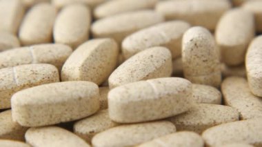 Beyaz arka planda birçok vitamin hapını kapat 