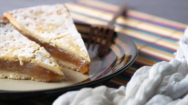  Yarım dilim elmalı turta yedim. 