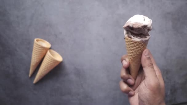 Young men eating chocolate flavor ice — Vídeo de stock