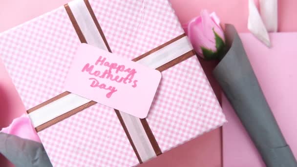 F Ημέρα της μητέρας δώρο και λουλούδι στο τραπέζι. — Αρχείο Βίντεο