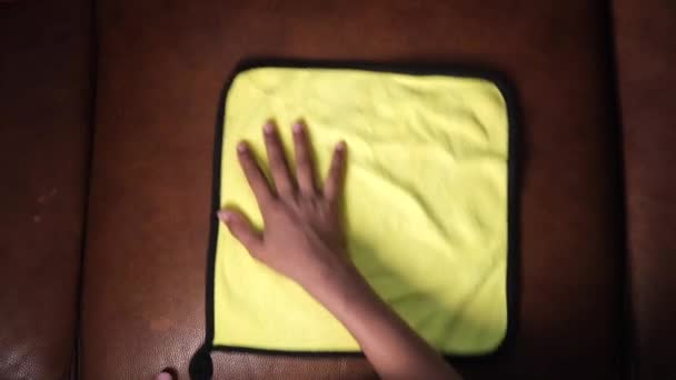 Закрыть рукой диван для мытья тряпкой — стоковое видео