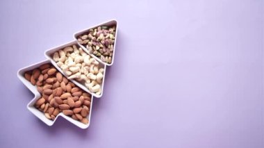 Masadaki kasede bir sürü karışık fındık var. 