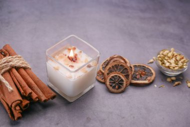 Siyah arkaplanda rahatlamak için kokulu mumlar yakılıyor 