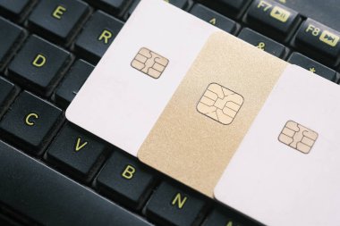 Masadaki dizüstü bilgisayarda yüksek açılı kredi kartı görüntüsü 