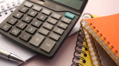 Mavi hesap makinesini kapat ve renk arkaplanı üzerine not al 