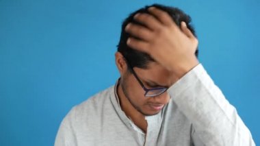 Saçında kepek olan adamlar, yakın plan. 