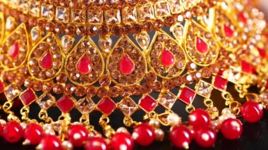 Mücevher, kolye ve zincir masanın üstünde. .