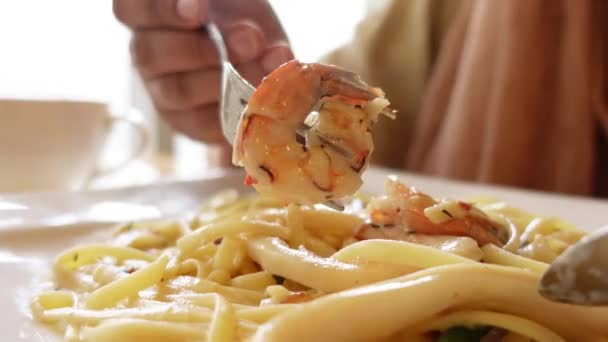 Talíř těstovin s mořskou stravou na stole — Stock video