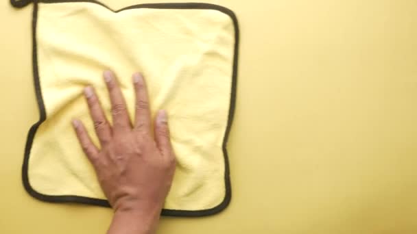 Persoon hand schoonmaak tafel met doek — Stockvideo