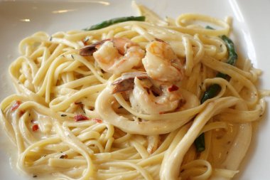 Masada bir tabak deniz makarnası. 