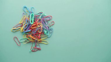 Renk arkaplanında gökkuşağı rengi Lastik bantlar 