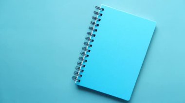 Renk arkaplanındaki renk notlarının yüksek açı görünümü 