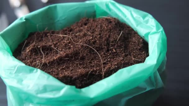 Coco peat ve bahçe araçları kopyalama alanı olan bir tablo — Stok video