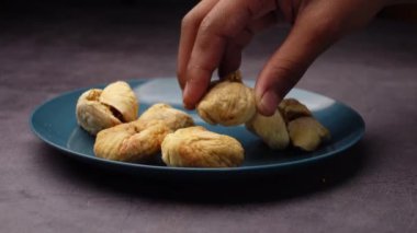 Masadaki tabakta kurutulmuş incir meyvesi. 