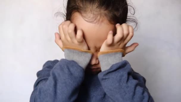 Una niña molesta mirando hacia abajo — Vídeos de Stock