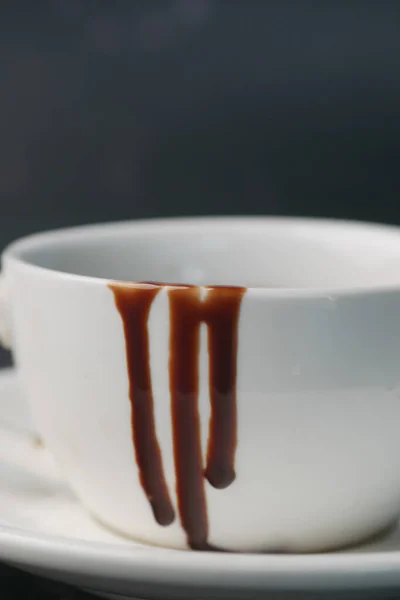 Crema de chocolate negro en una taza de café en la mesa — Foto de Stock