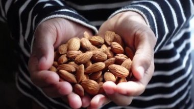 Erkeklerin elindeki badem fıstığını kapat. 