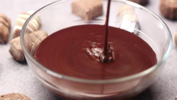 Crema de chocolate negro en un tazón en blanco — Vídeo de stock