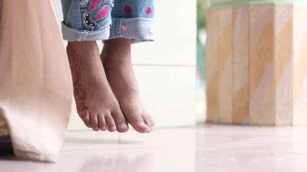 5 ετών παιδί κορίτσι πόδια από κοντά — Αρχείο Βίντεο